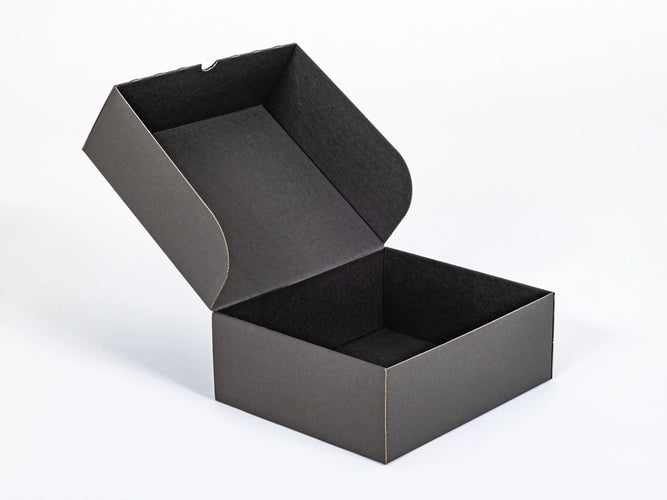 Zwarte kartonnen verzenddoos 300x260x110mm binnenmaat enkelgolf E 380g/m2