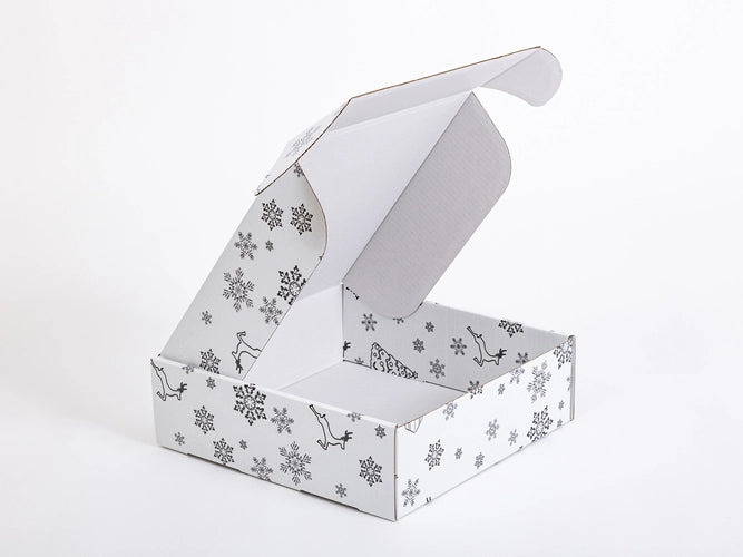 kerst verzenddoos, wit, met zwarte sneeuwvlokken en rendieren, 320x320x100mm, enkelgolf B, 490g/m2,