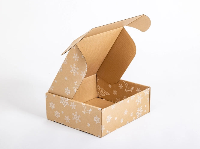 kerst verzenddoos, bruin, met witte sneeuwvlokken en rendieren, 305x270x110mm, enkelgolf B, 460g/m2,