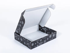 kerst verzenddoos, zwart met zilveren sneeuwvlokken en rendieren, 400x300x90mm, enkelgolf B, 460g/m2,