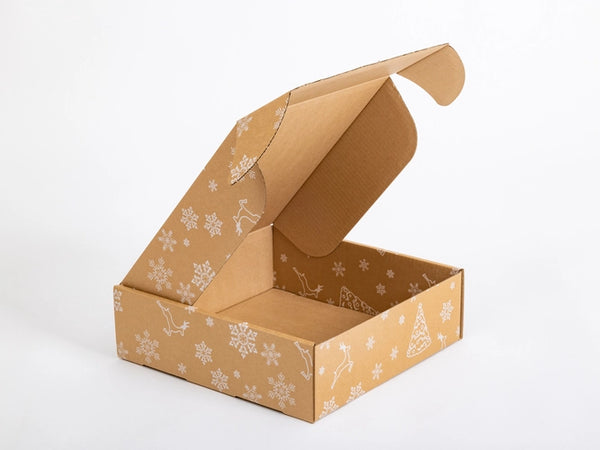 kerst verzenddoos, bruin, met witte sneeuwvlokken en rendieren, 320x320x100mm, enkelgolf B, 460g/m2,